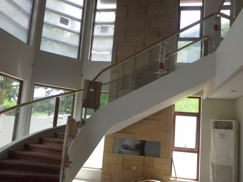 Frameless Glass in Winding Staircase using Curved Clear Tempered Glass