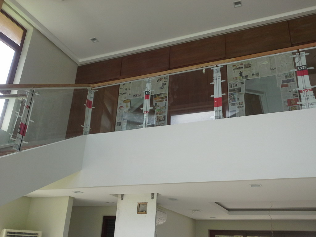 Frameless Glass in Winding Staircase using Curved Clear Tempered Glass