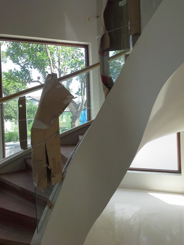 Frameless Glass in Winding Staircase using Curved Clear Tempered Glass