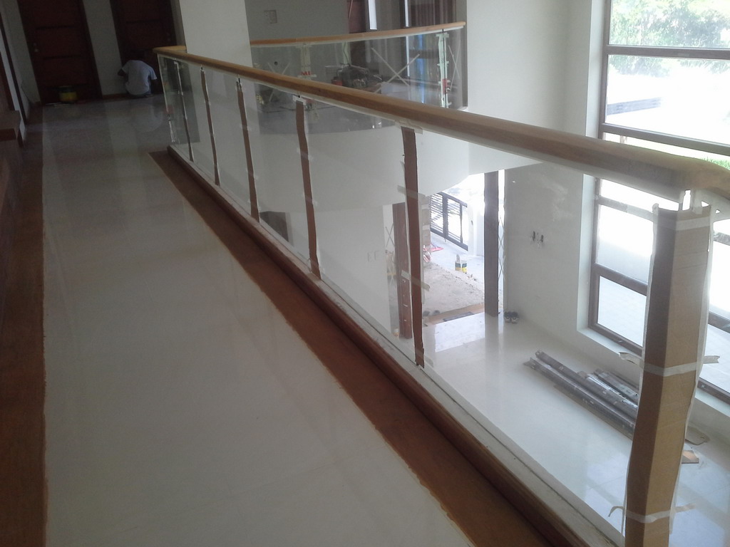 Frameless Glass in Winding Staircase using Curved Clear Tempered Glass