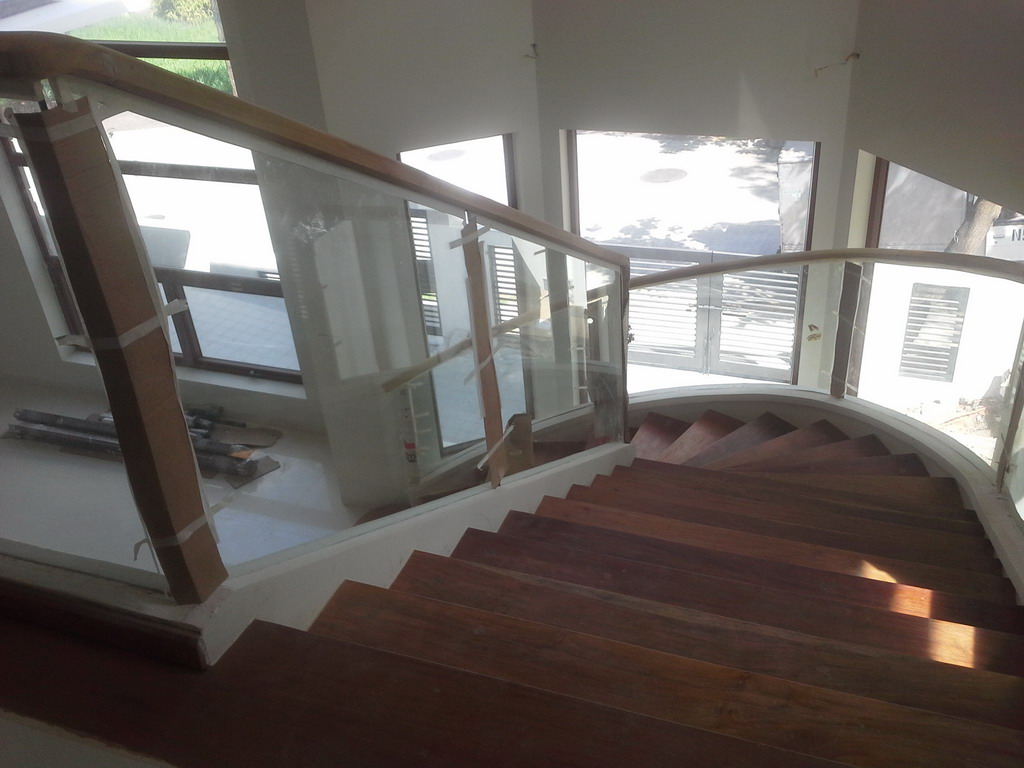 Frameless Glass in Winding Staircase using Curved Clear Tempered Glass