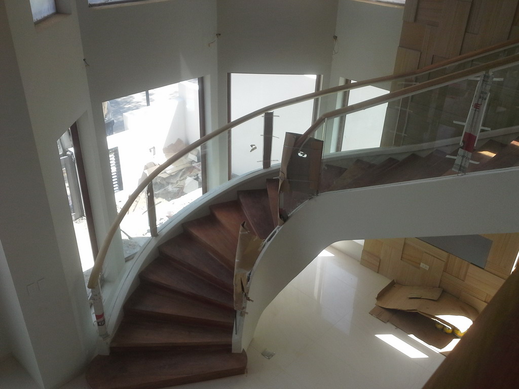 Frameless Glass in Winding Staircase using Curved Clear Tempered Glass