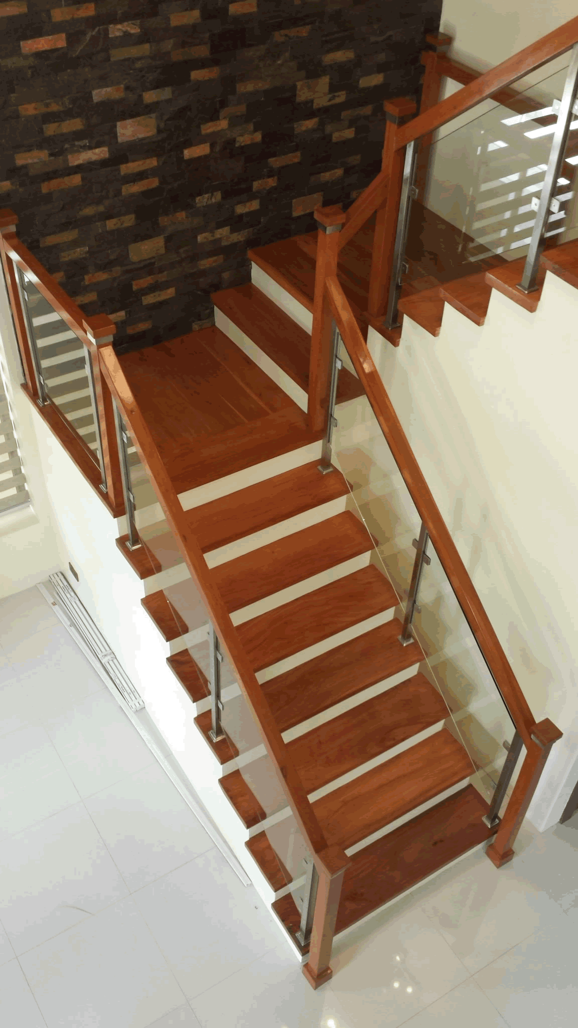 glass-stair-railing-classic-contemporary-design