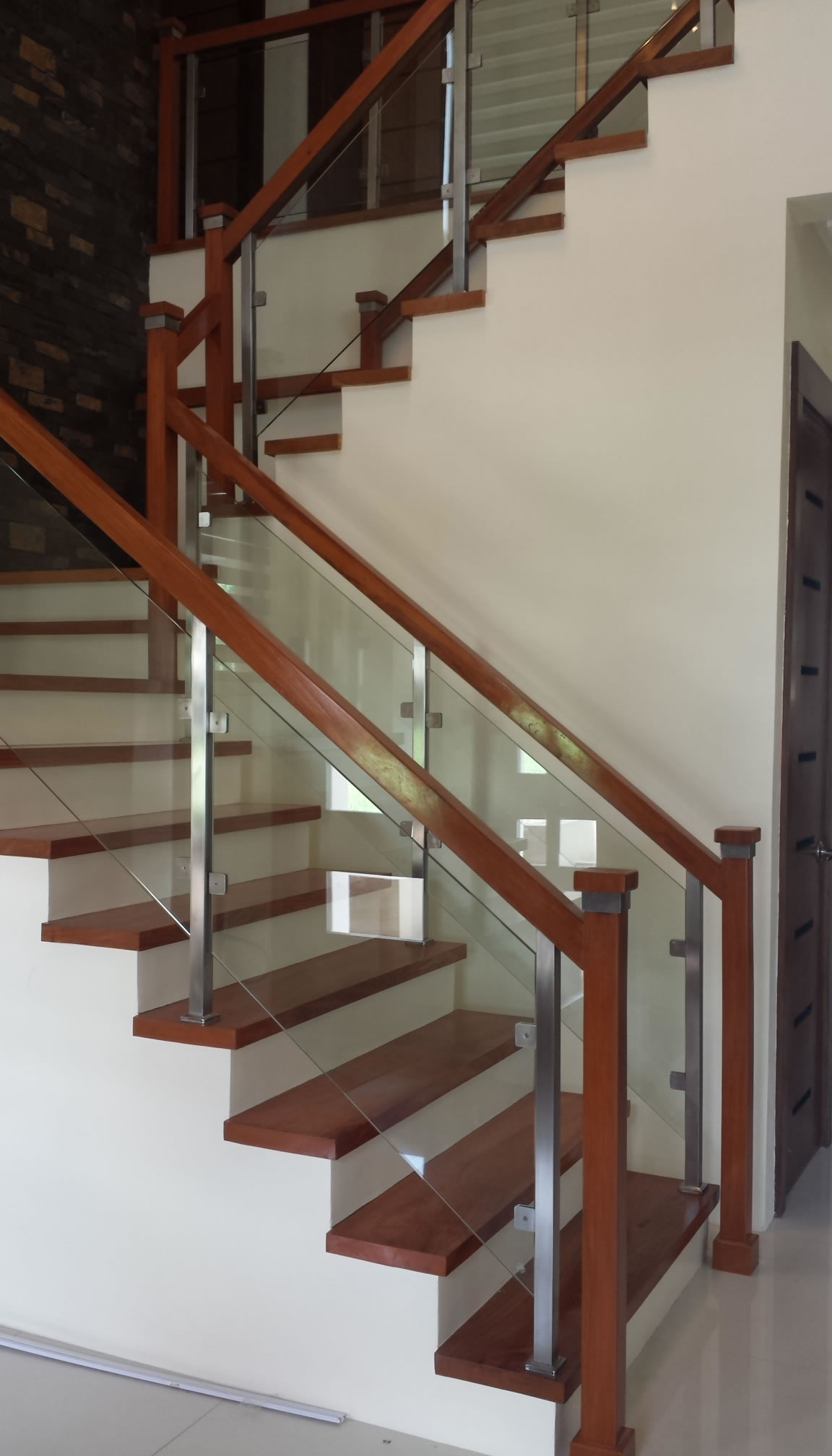 glass-stair-railing-classic-contemporary-design