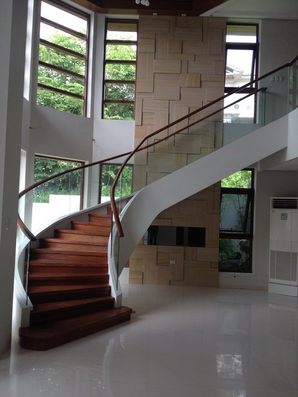 Frameless Glass in Winding Staircase using Curved Clear Tempered Glass